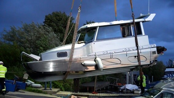 Ein Sportboot wird in einem Hafen geborgen. © Nord-West-Media TV 