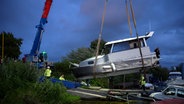 Ein Sportboot wird in einem Hafen geborgen. © Nord-West-Media TV 