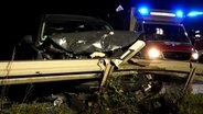 Ein steht nach einem Unfall an einer Kreuzung an der Leitplanke. © Nord-West-Media TV 