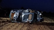 Ein Sportwagen liegt nach einem Unfall in einem Graben. © Nord-West-Media TV 