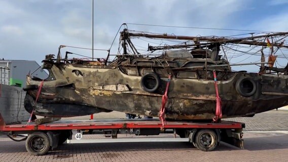 Das gestrandete Segelschiff "Wibo" liegt auf der Insel Norderney auf einem Anhänger. © NonstopNews 