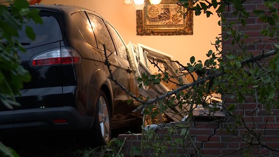 Ein Pkw steht nach einem Unfall in einer Hauswand. © NonstopNews 