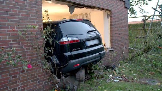 Ein Pkw steht nach einem Unfall in einer Hauswand. © NonstopNews 