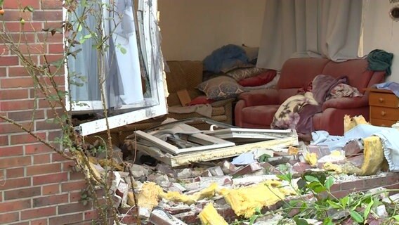 Blick durch eine von einem Pkw durchbrochene Hauswand in ein Wohnzimmer. © NonstopNews 