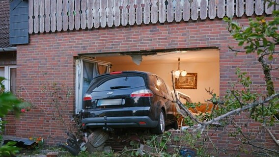Ein Pkw steht nach einem Unfall in einer Hauswand. © Markus Hibbeler/dpa Foto: Markus Hibbeler/dpa