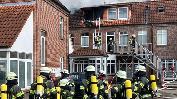 Feuewehrleute bei einem Einsatz in Wiesmoor im Landkreis Aurich. © NDR Foto: Johann Ahrends