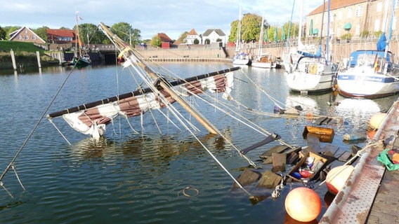 Ein gesunkener Nachbau eines Wikingerschiffs liegt im Hafen von Hooksiel. © Wasserschutzpolizei Wilhelmshaven 