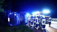 Ein Lkw liegt nach einem Unfall auf der Seite © NWM TV 