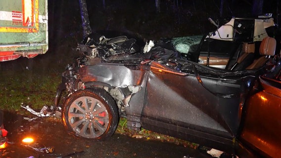 Ein Auto ist nach einem tödlichen Unfall auf der A1 bei Wildeshausen weitgehend zerstört. © Nord-West-Media TV 