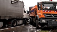 Ein Lkw steht nach einem Unfall neben einem Baustellenschild auf der Autobahn. © Nord-West-Media TV 