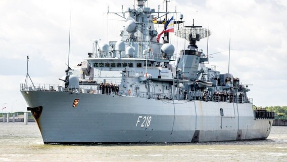 Wilhelmshaven: Die Fregatte "Mecklenburg-Vorpommern" der Marine verlässt den Hafen am Marinestützpunkt. © dpa-Bildfunk Foto: Hauke-Christian Dittrich