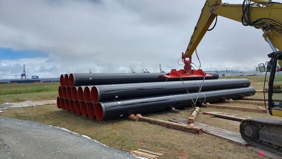 Pipelinerohre für die Anbindung der LNG-Terminals in Wilhelmshaven werden verladen. © OGE 