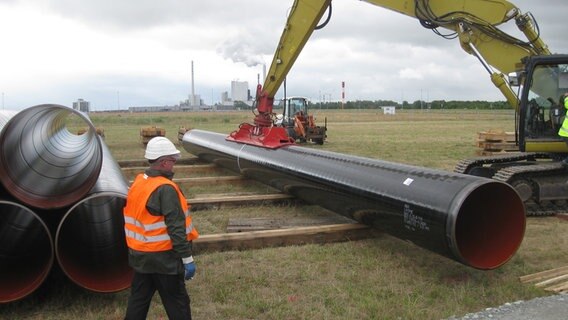 Pipelinerohre für die Anbindung der LNG-Terminals in Wilhelmshaven werden verladen. © OGE 