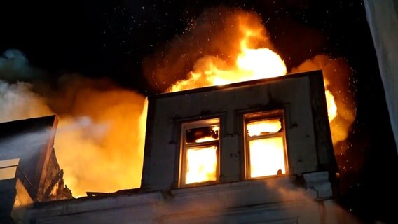 Die Feuerwehr löscht ein brennendes Wohnhaus. © NonstopNews 