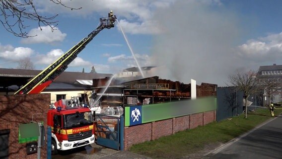 Einsatzkräfte der Feuerwehr löschen eine brennende Tischlerei in Wilhelmshaven. © NonstopNews 