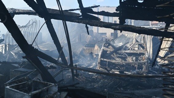 Ein Blick in die ausgebrannte Halle. Bei einem Brand in einem Werkstattgebäude in Wilhelmshaven ist ein Mensch ums Leben gekommen. © Lars Klemmer/dpa Foto: Lars Klemmer