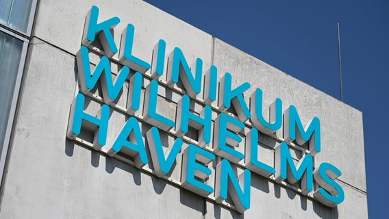 Der Schriftzug "Klinikum Wilhelmshaven" ist am Parkhaus vorm Krankenhaus zu sehen © picture alliance/dpa Foto: Lars Klemmer