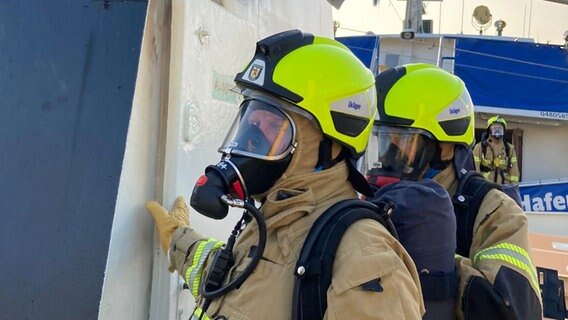 Feuerwehrleute bei einem Einsatz auf einem Ausflugsschiff in Wilhelmshaven © Feuerwehr Wilhelmshaven 
