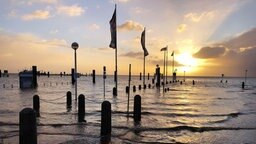 Sonnenaufgang bei Hochwasser am Helgolandkai in Wilhelmshaven © NDR Foto: Jutta Przygoda