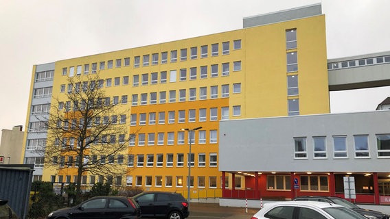 Das ehemalige St.- Willehad-Hospital und zuletzt Altersheim (Insolvenz) wird nun die zentrale Flüchtlingsunterkunft der Stadt Wilhelmshaven. © NDR Foto: Jutta Przygoda