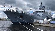 Menschen besichtigen beim Wochenende an der Jade das Schiff "Rheinland Pfalz". © NDR Foto: Jutta Przygoda
