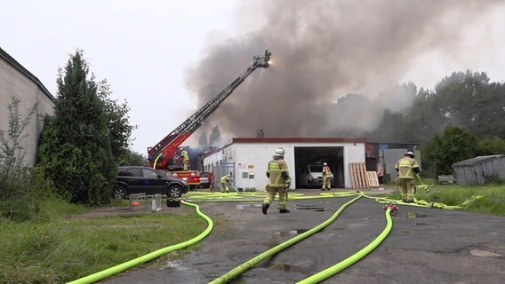 Feuerwehrleute löschen mit einer Drehleiter ein Feuer in einer Werkstatt in Wilhelmshaven. © TeleNewsNetwork 