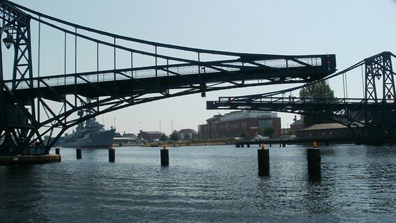 Die Kaiser-Wilhelm-Brücke öffnet sich. © NDR Foto: Christian Läßig