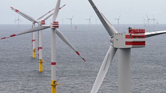 Zwei Techniker sind auf einer Generatorgondel eines Windkraftrades des Offshore-Windparks «Nordsee 1» vor der ostfriesischen Insel Spiekeroog mit der Inbetriebnahme beschäftigt. © picture alliance/dpa Foto: Ingo Wagner