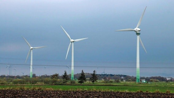 Drei Windkraftanlagen auf einem Feld. Drei Windkraftanlagen auf einem Feld. © NDR Foto: Oliver Gressieker
