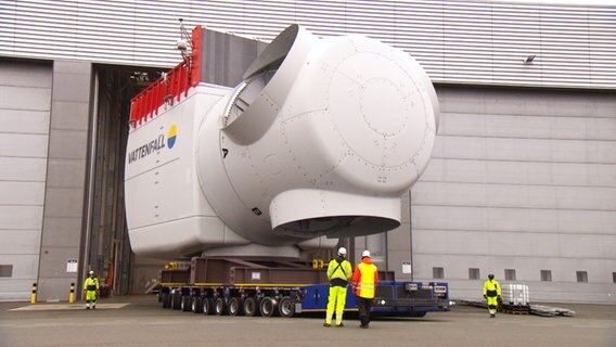 Eine Windkraft-Turbine wird transportiert. © NDR 