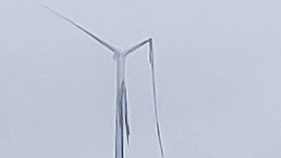 Bei einer Windkraftanlage ist ein zweiter Flügel abgebrochen. In dem Windpark Alfstedt waren es insgesamt drei. Bei einer Windkraftanlage ist ein zweiter Flügel abgebrochen. In dem Windpark Alfstedt waren es insgesamt drei. © Landkreis Rotenburg (Wümme)