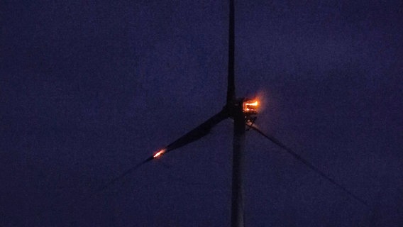 Ein Windrad steht in Flammen. © NonstopNews 