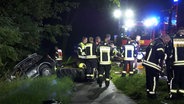 Nach einem Unfall auf der B210 in Wittmund steht ein Auto an der Böschung, zahlreiche Einatzkräfte sind an der Unfallstelle. © NonstopNews 