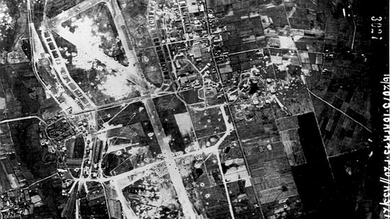 Eine Luftaufnahme vom zerstörten Flugplatz in Wittmundhafen aus dem Jahr 1945. © Bundeswehr Foto: Bundeswehr