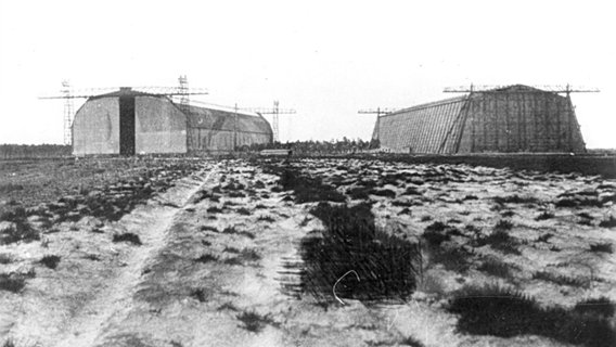 Zwei Luftschiffhallen in Wittmundhafen um 1918. © Bundeswehr Foto: Bundeswehr