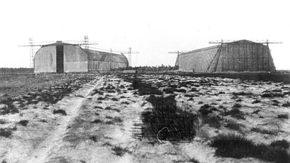 Zwei Luftschiffhallen in Wittmundhafen um 1918. © Bundeswehr Foto: Bundeswehr