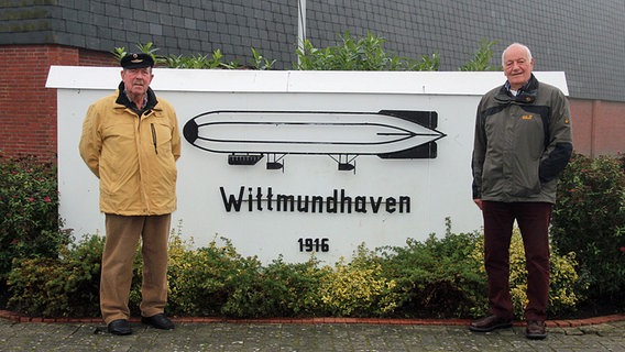 Zwei ältere Männer stehen vor einem Gedenkstein. © NDR Foto: Oliver Gressieker