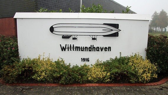 Ein Gedenkstein mit der Aufschrift "Wittmundhaven". © NDR Foto: Oliver Gressieker
