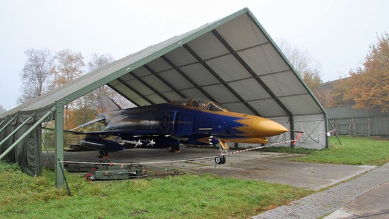 Eine ausgemusterte Phantom auf dem Flugplatz in Wittmundhafen. © NDR Foto: Oliver Gressieker