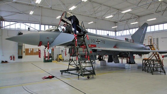 Ein Eurofighter in einer Halle in Wittmundhafen. © NDR Foto: Oliver Gressieker