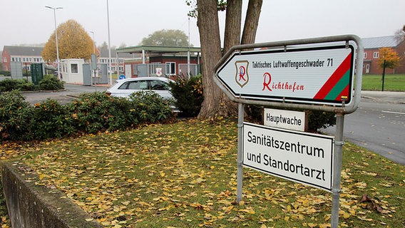 Ein Hinweisschild am Eingang der Kaserne in Wittmund. © NDR Foto: Oliver Gressieker