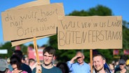 Demonstrierende halten Plakate bei einem Protest gegen Wölfe in Aurich © dpa Bildfunk Foto: Lars Penning