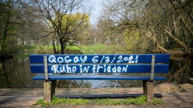 Delmenhorst: "Ruhe in Frieden" steht im Gedenken an einen verstorbenen 19-Jährigen auf einer Bank im Wollepark. © dpa-bildfunk Foto: Sina Schuldt
