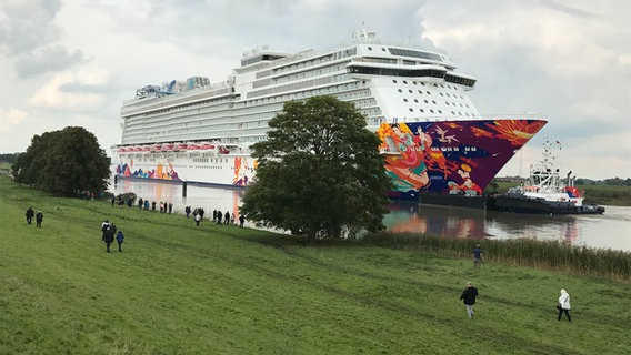 Das Kreuzfahrtschiff "World Dream" während der Emsüberführung. © NDR 