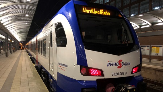 Ein elektrischer Zug für den Regionalverkehr steht im Bahnhof Wilhelmshaven. © NDR 