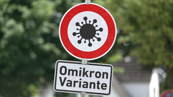 Verkehrschild mit dem Piktogramm des Coronavirus sowie ein Zusatzschild mit der Aufschrift: "Omikron-Variante" © picture alliance/SULUPRESS.DE/Torsten Sukrow Foto: Torsten Sukrow
