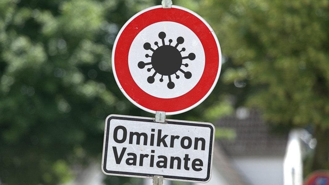 Verkehrschild mit dem Piktogramm des Coronavirus sowie ein Zusatzschild mit der Aufschrift: 