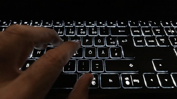 Finger über einer Laptop-Tastatur (Themenbild: Online-Betrug). © picture alliance / Caro | Bastian Foto: Caro | Bastian