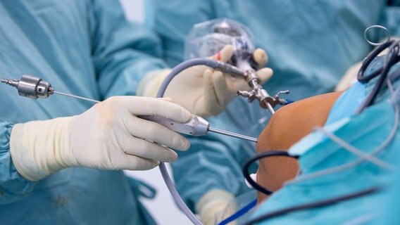 Ein Arzt operiert einen Patienten am Knie. © dpa-Bildfunk Foto: Sven Hoppe