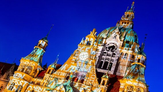 Das Neue Rathaus am Trammplatz wird orange angestrahlt. © picture alliance/dpa Foto: Hauke-Christian Dittrich